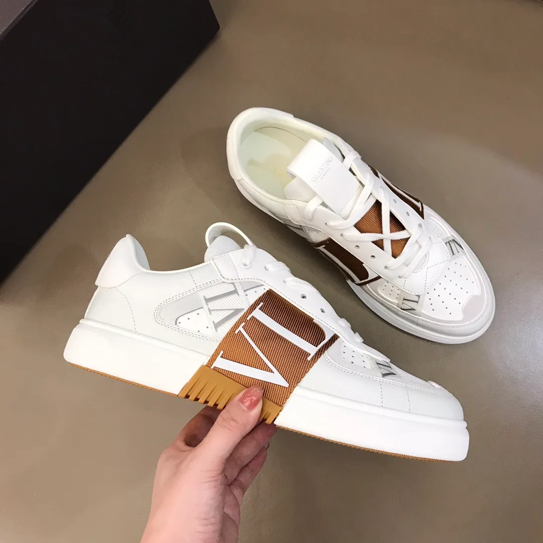 p440 "Valentin*" new spring and summer calfskin lace-up sneakers. No man should be able to refuse these shoes. The classic color scheme is so handsome! Purchase a high-precision replica of the original version to instantly sell off the market currency! 6 VLTN logo rubber effect straps - Valentino Garavani Logo printed on the back and tongue, all materials are customized to ensure quality! Size: 38-44